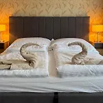 Aranypart 49-51 Apartment *