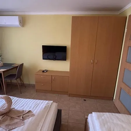 Apartment Aranypart 49-51 *