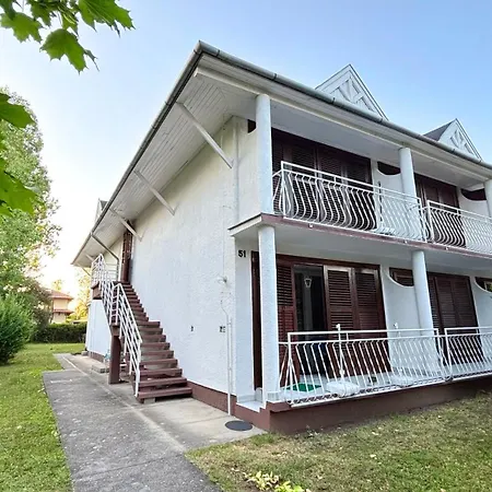 Apartment Aranypart 49-51 *